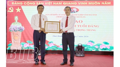 ប្រគល់​ផ្លាក​សញ្ញា​សមាជិក​បក្ស​៤០​ឆ្នាំ​ជូន​លោក ដួង ទ្រុង​ថាង អតីត​លេខា​រង​គណៈកម្មាធិការ​បក្ស​ខេត្ត ប្រធាន​គណៈកម្មាធិការ​ប្រជាជន​ខេត្ត