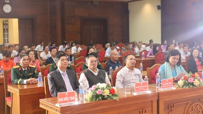 ពិធីប្រគល់គោរមងារជា “គ្រូឆ្នើម” និងអបអរសាទរខួបលើកទី៤២ នៃទិវាគ្រូបង្រៀនវៀតណាម ថ្ងៃទី២០ ខែវិច្ឆិកា