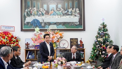 Chairman of the Provincial People's Committee Le Van Dung visited and congratulated the Representative Board of the Quang Nam Evangelical Church on Christmas