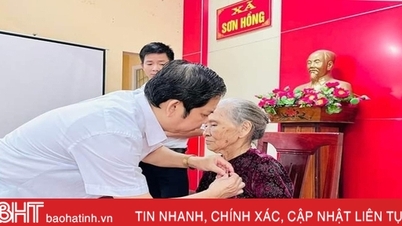 Awarding 70-year Party membership badges to party members in Huong Son