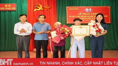 Trao Huy hiệu 75 năm tuổi Đảng cho 2 đảng viên lão thành ở Can Lộc