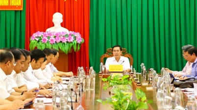 គណៈកម្មាធិការអចិន្ត្រៃយ៍គណបក្សខេត្ត ធ្វើការជាមួយគណៈកម្មាធិការបក្សខេត្ត