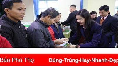 Trao quà Tết cho hộ nghèo, gia đình chính sách tại huyện Hạ Hoà