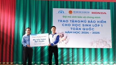 tặng mũ bảo hiểm cho học sinh lớp 1 trên địa bàn Quảng Nam