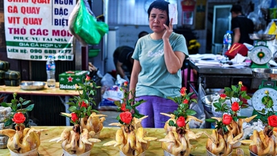 Chợ nhà giàu Hà Nội đông kín, khách Tây thích thú ngắm gà ngậm hoa hồng ngày Tết