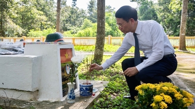 Ministry of Information and Communications offers incense to commemorate heroic martyrs of the Information and Communications sector in Tay Ninh