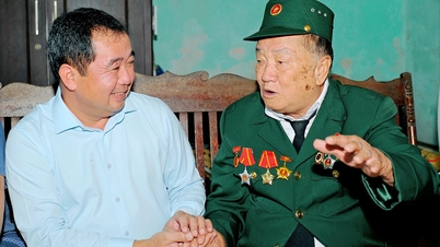 Đồng chí Trần Đức Thắng thăm, tặng quà cựu chiến binh, gia đình liệt sĩ tham gia Chiến dịch Điện Biên Phủ