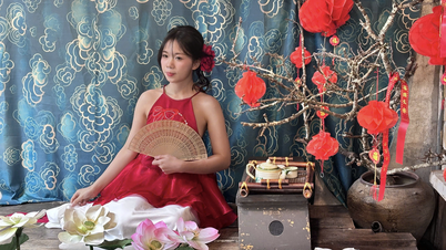 យុវជន​បាន​តម្រង់​ជួរ​ពី​ម៉ោង ៦ និង ៣០ នាទី​ព្រឹក ហើយ​រង់ចាំ ៧ ម៉ោង​ដើម្បី​ថតរូប​នៅ​ហាង​កាហ្វេ​បុរាណ​មួយ។