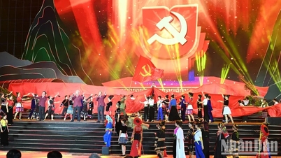 Thủ tướng Phạm Minh Chính dự Chương trình nghệ thuật đặc biệt kỷ niệm 70 năm Chiến thắng Điện Biên Phủ