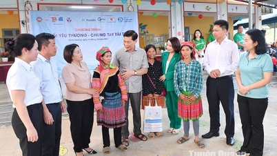 រៀបចំកម្មវិធី “ភ្ជាប់ស្នេហា - រួមដៃគ្នាកសាងឡើងវិញ” នៅ Trung Minh