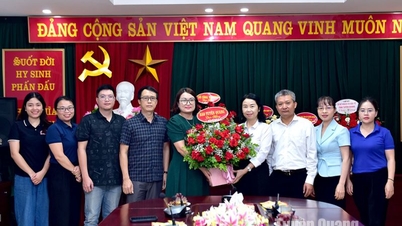 កាសែត Tuyen Quang អបអរសាទរគណៈកម្មាធិការចលនាមហាជននៃគណៈកម្មាធិការបក្សខេត្តក្នុងថ្ងៃប្រពៃណីរបស់ខ្លួន