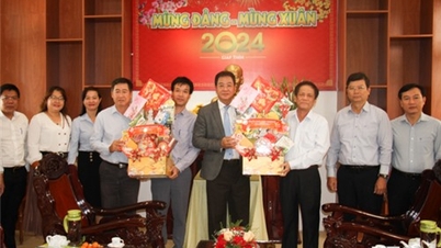 ថ្នាក់ដឹកនាំគណៈកម្មាធិការប្រជាជនខេត្ត បានចុះសួរសុខទុក្ខ និងជូនពរឆ្នាំថ្មី ឆ្នាំសកល ២០២៤