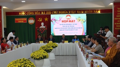 Gặp mặt nhân sĩ, trí thức, chức sắc tôn giáo, người có uy tín