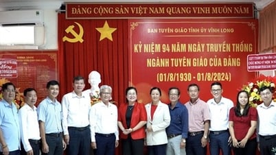 Các đơn vị chúc mừng Ban Tuyên giáo Tỉnh ủy nhân Ngày truyền thống ngành Tuyên giáo của Đảng