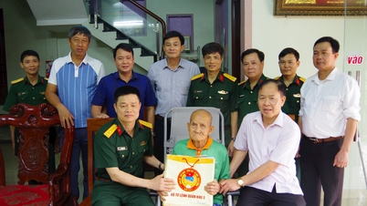 បញ្ជាការដ្ឋានយោធភូមិភាគខេត្ត Hai Duong អញ្ជើញចុះសួរសុខទុក្ខ និងប្រគល់អំណោយដល់អតីតយុទ្ធជនដែលចូលរួមក្នុងយុទ្ធនាការ Dien Bien Phu