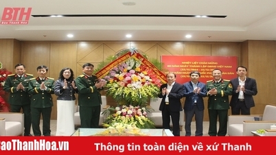 Phó Chủ tịch Thường trực HĐND tỉnh Lê Tiến Lam chúc mừng Viễn thông Viettel chi nhánh Thanh Hóa và Nhà máy Z111