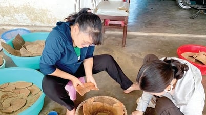 Đôi tay lục tìm quá khứ