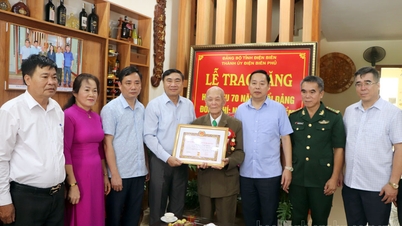 ពិធីប្រគល់ផ្លាកសញ្ញាសមាជិកបក្ស ៧០ឆ្នាំ ដល់សមាជិកបក្សក្នុងទីក្រុង។ ឌៀនបៀនភូ