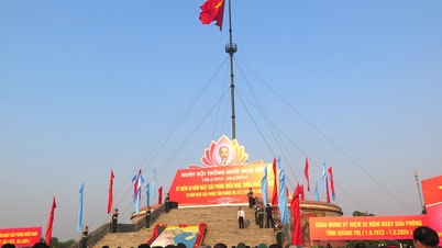 Flaggenhissungszeremonie zur nationalen Wiedervereinigung an beiden Ufern des Hien Luong