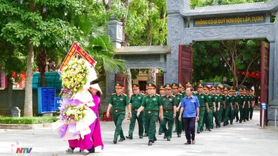 គណៈកម្មាធិការបក្សនៃបញ្ជាការដ្ឋានយោធភូមិភាគខេត្ត អុជធូបគោរពវិញ្ញាណក្ខន្ធលោកប្រធានហូជីមិញ។