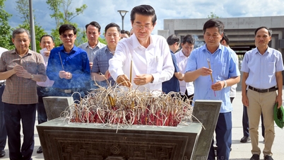 Phó Trưởng ban Thường trực Ban Nội chính Trung ương Võ Văn Dũng tri ân các anh hùng liệt sĩ
