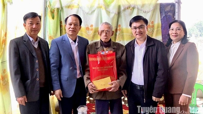 ថ្នាក់​ដឹក​នាំ​ខេត្ត​ចុះ​សួរ​សុខ​ទុក្ខ និង​ចែក​អំណោយ​ដល់​អ្នក​មាន​បុណ្យ