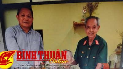 ប្រគល់ផ្លាកសញ្ញាសមាជិកបក្ស ៧០ឆ្នាំ ជូនសមាជិកបក្ស Nguyen Van Ngu