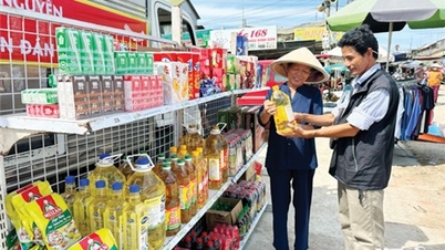 Bringing Vietnamese goods to the countryside during Tet