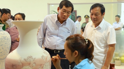 Bí thư Tỉnh ủy Viêng Chăn (Lào) đặc biệt ấn tượng về gốm Chu Đậu