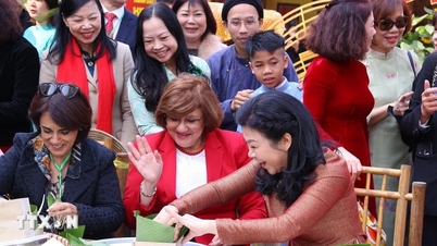 La esposa del Secretario General To Lam y las embajadoras muestran sus habilidades para envolver pasteles de Chung