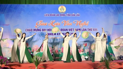 ការផ្លាស់ប្តូរវប្បធម៌ ដើម្បីស្វាគមន៍មហាសន្និបាតលើកទី ១៣ នៃសហភាពពាណិជ្ជកម្មវៀតណាម អាណត្តិ ២០២៣ - ២០២៨