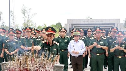 Đại tướng Phan Văn Giang, Bộ trưởng Bộ Quốc phòng dâng hương tưởng niệm các anh hùng liệt sĩ Điện Biên Phủ