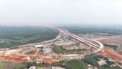 ទិដ្ឋភាពបែប Panoramic នៃការដ្ឋានសំណង់ប្រសព្វតម្លៃរាប់ពាន់លានដុល្លារ ដែលតភ្ជាប់ផ្លូវហាយវេជាមួយព្រលានយន្តហោះ Long Thanh