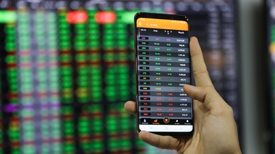 Stocks regain green