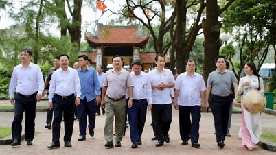 Đoàn cán bộ nguồn Ủy viên Trung ương Đảng khóa XIV khảo sát khu di tích Côn Sơn