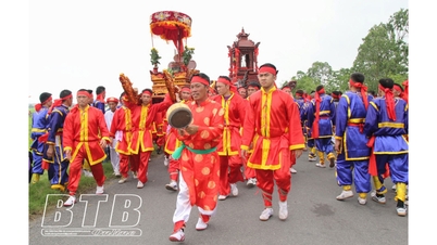 ទំនៀមទម្លាប់ពិសេសនៃការសូត្រធម៌ និងដងទឹកក្នុងពិធីបុណ្យ Bong Dien