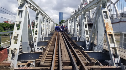 Đã thông tuyến đường sắt qua cầu Quay Tam Bạc sau sự cố