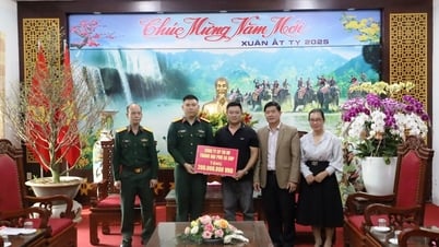 Vice Chairman of the Provincial People's Committee Nguyen Thien Van visited, encouraged and presented money to support Lieutenant Tran Viet Luong who suffered from a serious illness.