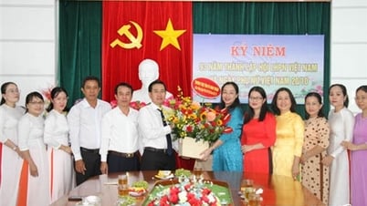 Đồng chí Phạm Văn Hậu, Phó Bí thư Thường trực Tỉnh ủy, Chủ tịch HĐND tỉnh thăm, tặng hoa chúc mừng Hội LHPN tỉnh