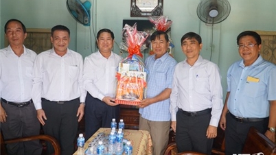 សមមិត្ត Tran Quoc Nam អនុលេខាគណៈកម្មាធិការបក្សខេត្ត ប្រធានគណៈកម្មាធិការប្រជាជនខេត្ត បានទៅសួរសុខទុក្ខ និងអបអរសាទរ Kate គ្រួសារចាមធម្មតា។