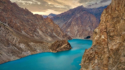 Chiêm ngưỡng hồ nước xanh biếc hình thành từ động đất ở Pakistan