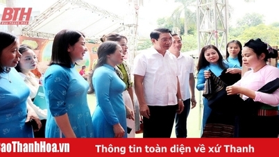 Phó Chủ tịch UBND tỉnh Lê Đức Giang tham quan Khu trưng bày gian hàng Ngày phụ nữ sáng tạo