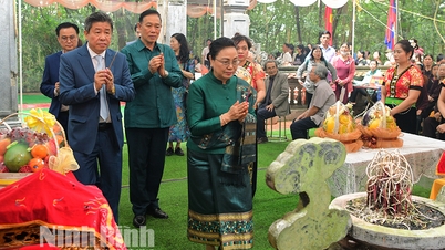គណៈប្រតិភូស្ថានទូតឡាវប្រចាំនៅវៀតណាមបានអុជធូបនៅប្រាសាទព្រះនាង Nhoi Hoa
