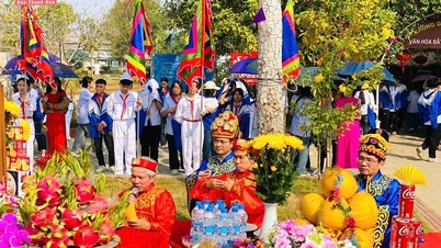 Tet pole raising ceremony at the World Cultural Heritage Ho Dynasty Citadel