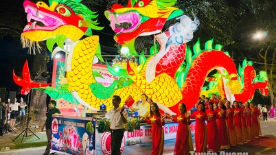 តារាម៉ូដែលចំនួន ១៧នាក់ បានចូលរួមក្នុងកម្មវិធីប្រកួតប្រជែងគំរូបង្ហោះគោមក្នុងពិធីបុណ្យពាក់កណ្តាលរដូវស្លឹកឈើជ្រុះ នៅវួដ...