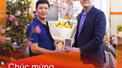 SHB vergibt im Rahmen der Kampagne „Unterstützung des vietnamesischen Teams“ beim ASEAN Cup 2024 iPhone 16 Pro Max an glückliche Kunden