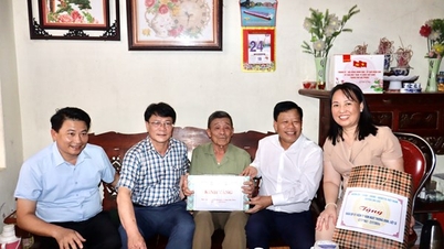 ប្រធានក្រុមប្រឹក្សាគ្រប់គ្រងតំបន់សេដ្ឋកិច្ច Hai Phong អញ្ជើញទៅសួរសុខទុក្ខ និងជូនអំណោយដល់គ្រួសារគោលនយោបាយ និងប្រជាជនដែលមានបុណ្យកុសលនៅស្រុក An Lao