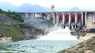 Tuyen Quang Hydropower Reservoir opens 3 bottom spillway gates