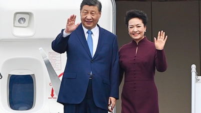 General Secretary and President of China Xi Jinping arrives in Hanoi, starting a State visit to Vietnam