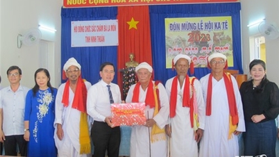 ថ្នាក់ដឹកនាំខេត្តចុះសួរសុខទុក្ខ និងជូនអំណោយក្នុងឱកាសបុណ្យកឋិនទានឆ្នាំ២០២៣